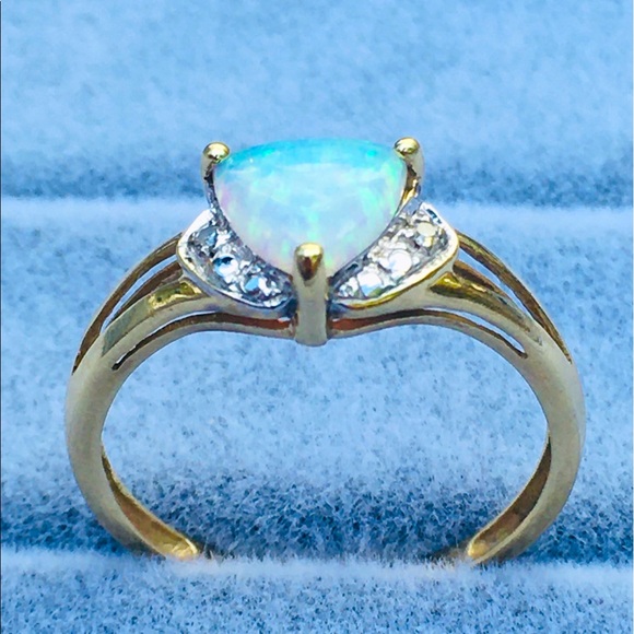 Jewelry - 10k Solid Yellow Gold Opal & Diamond Ring